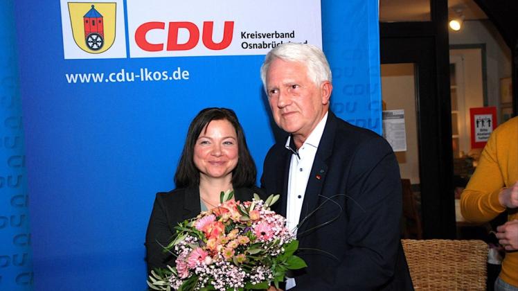 Georg Schirmbeck überreicht Svetlana Kiel die Blumen und gratuliert zur einstimmigen Nominierung innerhalb der Hasberger CDU als Landtagskandidatin.