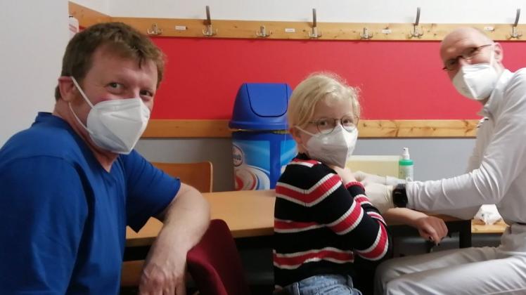 Keine Angst vor der Impfung hatte die zwölfjährige Helen Brink. Links Vater Heinz-Bernhard Brink, rechts Impfarzt Dr. Pohlmann.