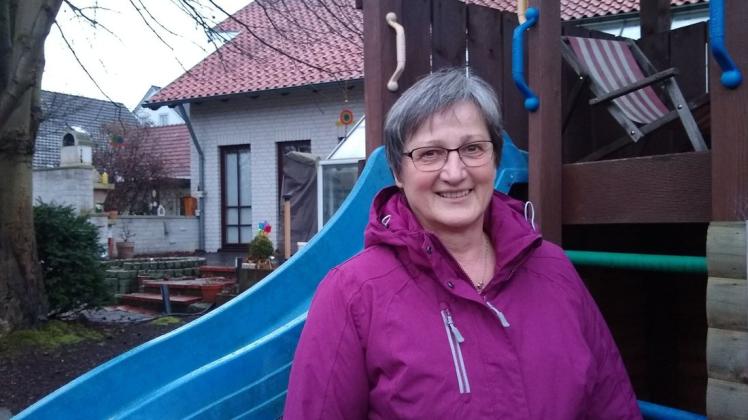Petra Kirk steht vor der Rutsche, die sie gemeinsam mit ihrem Mann für die Kinder in ihrem Garten in Hasbergen aufgebaut hat. Als Tagesmutter achtet sie darauf, dass die Kinder sich bei ihr austoben können.