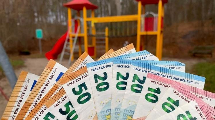 Auf einem Spielplatz am Gadebuscher Burgsee fand eine Frau 340 Euro und brachte das Geld zum Fundbüro.