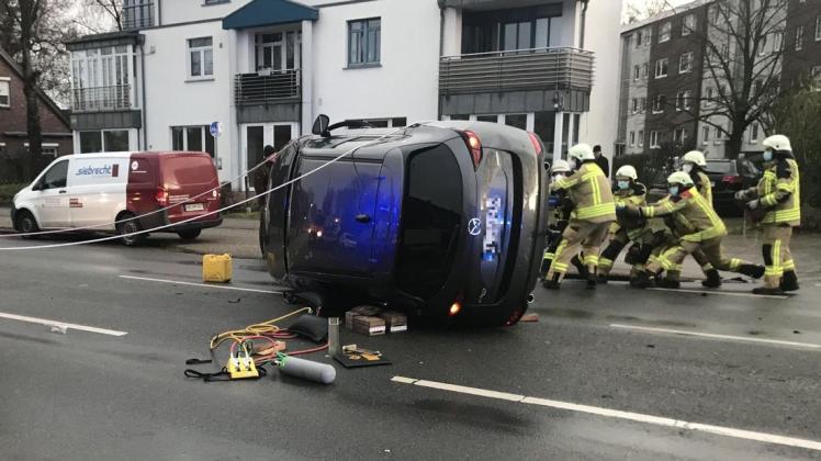 Bei einem Unfall auf der Stedinger Straße in Delmenhorst musste ein Auto von der Feuerwehr wieder auf die Räder gesetzt werden.