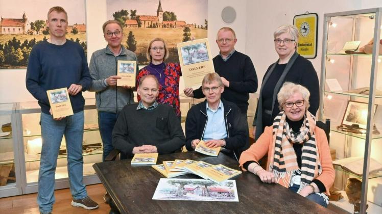 Gespannt auf das gedruckte Werk ihr Vaters, waren die Söhne von Horst Schillingmann bei der Vorstellung des Buches im Meyer-Haus in Berge. Das Foto zeigt von links Ingo Hollermann vom Heimatverein Berge, Dieter, Renate, Martin und Bert Schillingmann, Georg Geers vom Medienpark in Ankum, Martina Kramer vom Heimatverein sowie Renate Schillingmann vom Meyer-Haus. Hartmut Schillingmann war verhindert. Gespannt auf das gedruckte Werk ihr Vaters, waren die Söhne von Horst Schillingmann bei der Vorstellung des Buches im Meyer-Haus in Berge. Das Foto zeigt von links Ingo Hollermann vom Heimatverein Berge, Dieter, Renate, Martin und Bert Schillingmann, Georg Geers vom Medienpark in Ankum, Martina Kramer vom Heimatverein sowie Renate Schillingmann vom Meyer-Haus. Hartmut Schillingmann war verhindert.