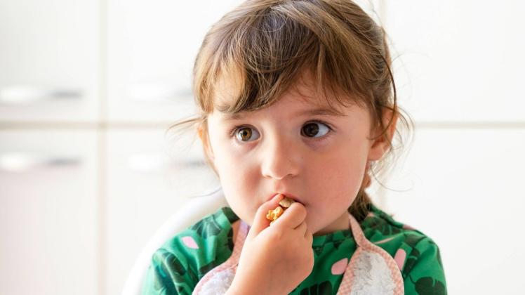 Nüsse sind eine oft unterschätzte Gefahr für kleine Kinder. Welche Gefahren lauern sonst noch im Alltag?
