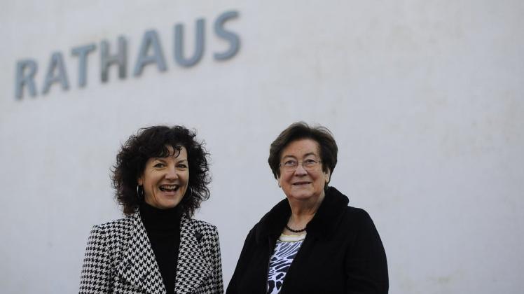 Sowohl Schenefelds Bürgermeisterin Christiane Küchenhof (links) als auch Gudrun Bichowski hoffen, dass Schenefeld im Sommer ein Fest-Wochenende zum Stadtjubiläum erlebt.