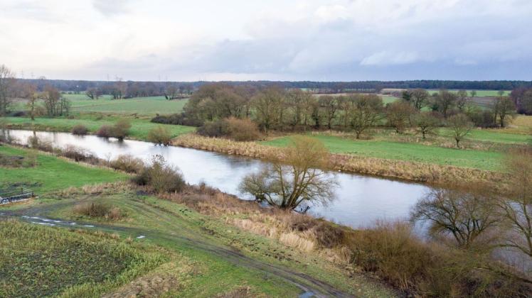 Die Ems zwischen Geeste und Meppen. Das Bild zeigt nicht den exakten Standort der neuen Brücke, die ab 2023 die beiden Gemeinden verbinden soll.