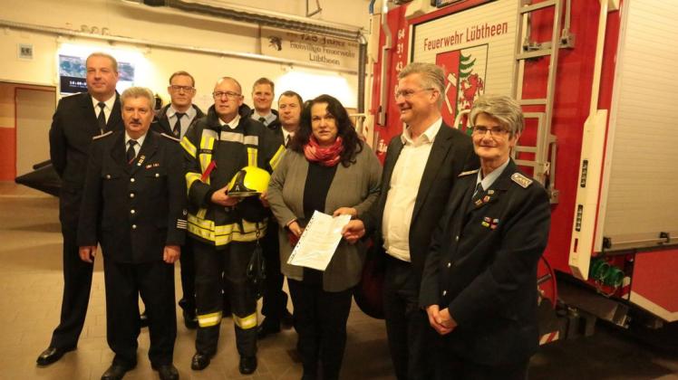 Strahlende Gesichter in Lübtheen bei der Übergabe der neuen Uniformen für die Atemschutzträger. CDU-Politiker Wolfgang Waldmüller (2.v. r.) wurde sehr freundlich empfangen.
