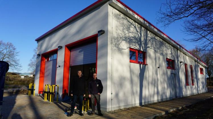Bürgermeister Marco Hauenherm (l.) und Wehrführer Thomas Werkstern vor dem neuen Feuerwehrhaus in Toddin. In wenigen Wochen können die Kameraden einziehen. Zudem wird ein neues Fahrzeug erwartet.