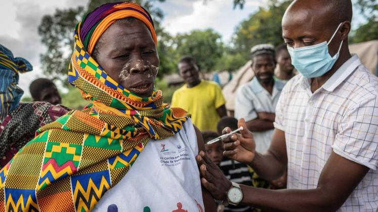Eine Frau aus Mosambik wird gegen Covid-19 geimpft. Ausgetrocknete Impfstoffe könnten die Pandemiebekämpfung in Entwicklungsländern revolutionieren.