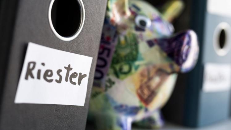 Umstrittene Vorsorge: Die Riester-Rente ist wegen hoher Kosten und niedriger Renditen seit Langem in der Kritik. Nun kreist die Diskussion um die Frage: Reformieren oder abschaffen?