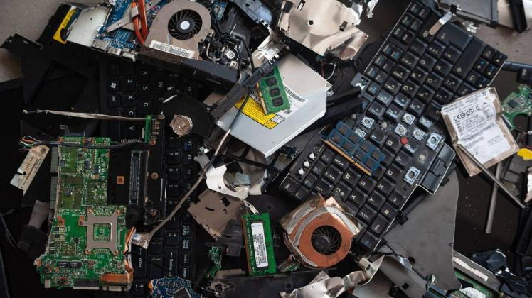 Ein Haufen mit Elektronikschrott aus Bauteilen zweier alter ausrangierter Laptops.