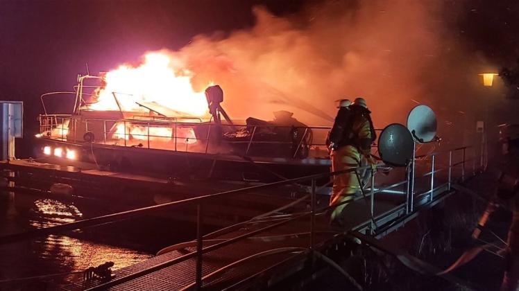 Am frühen Freitagmorgen geriet in Meppen eine Yacht in Brand.