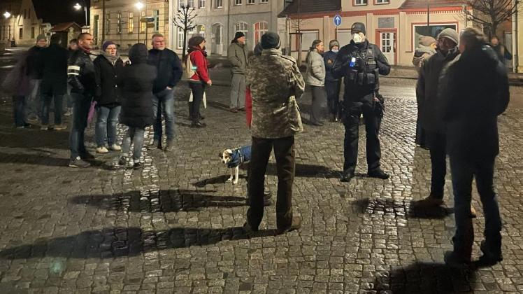 In Brüel und Sternberg kam es in der vergangenen Woche zu unangemeldeten Versammlungen, bei denen gegen die Corona-Regeln demonstriert wurde.