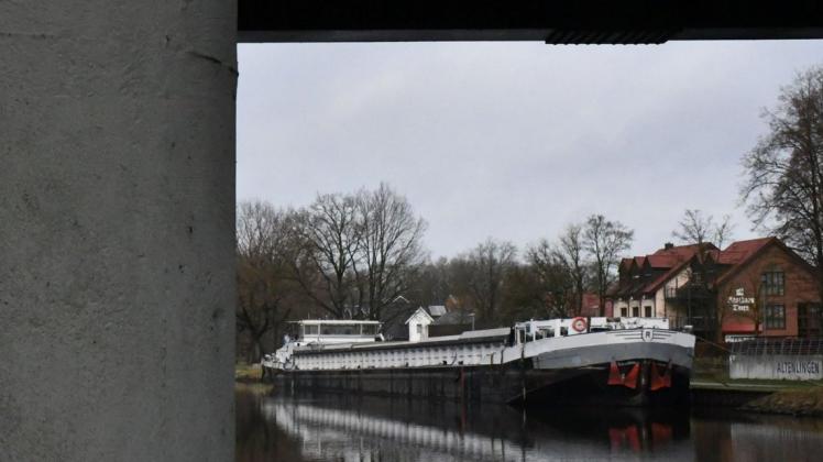 Ein Schiff hat die Altenlingener Brücke über den Dortmund-Ems-Kanal gerammt. An dem Schiff entstand nach Polizeiangaben ein Schaden von rund 100.000 Euro.