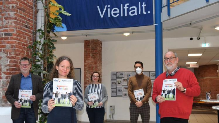 Jürgen Beckstette, Eva Fischer, Grit Fisser, Kai Reske und Robert Gabriel (von links) stellten das neue Programm vor, das als Heft oder auf der Website einsehbar ist.