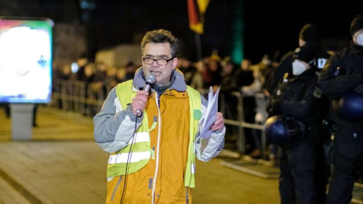 Schon viele Male leitete Jens Kaufmann die großen Corona-Proteste in Rostock. Am Montag muss diese Aufgabe wohl nun jemand anderes übernehmen.
