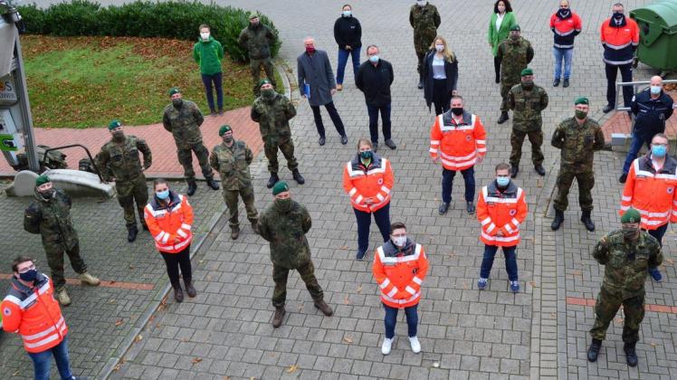 Bereits im November 2020 mussten Soldaten (hier mit Einsatzkräften von Hilfsorganisationen) den völlig überlasteten Osnabrücker Gesundheitsdienst in der Kontaktnachverfolgung unterstützen. (Archivfoto)