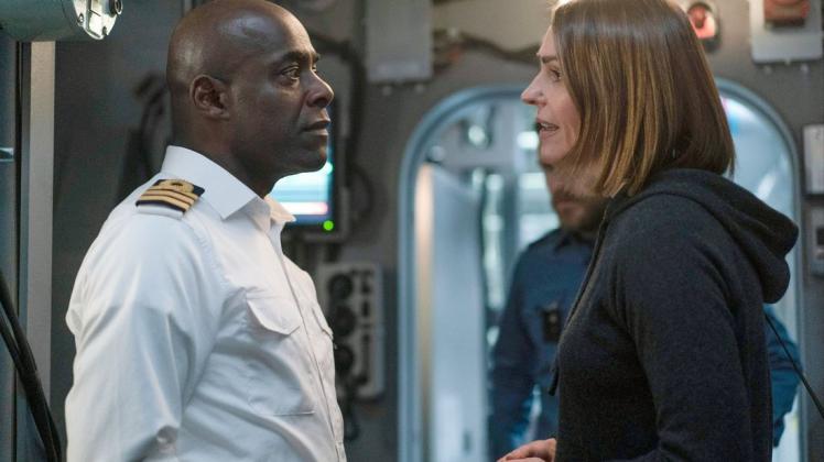 Vigil – Tod auf hoher See: Die Nachforschungen von Amy Silva (Suranne Jones) stoßen bei Kapitän Newsome (Paterson Joseph) auf wenig Begeisterung.