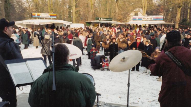Glühweinbuden und Livemusik sorgten zusätzlich für den überwältigenden Zulauf bei der ersten Delmenhorster Eisparty 1997 auf der Innengraft und der Burginsel.