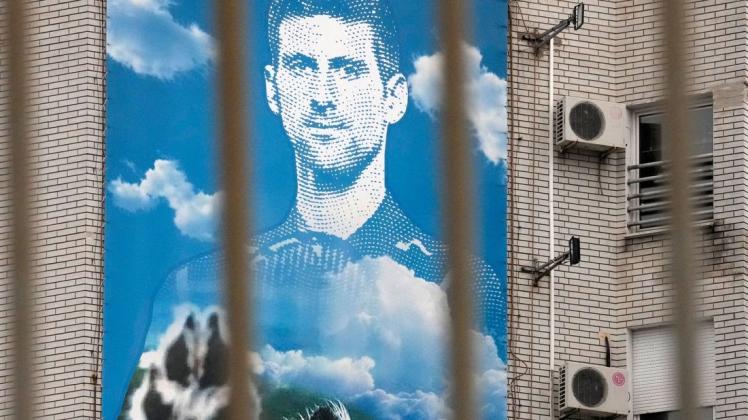 Symbolisch hinter Gittern: Der ungeimpfte serbische Tennisstar Novak Djokovic wird nach seinem Visumsentzug bei der Einreise nach Australien mindestens bis Montag in Melbourne bleiben. Symbolisch hinter Gittern: Der ungeimpfte serbische Tennisstar Novak Djokovic wird nach seinem Visumsentzug bei der Einreise nach Australien mindestens bis Montag in Melbourne bleiben.