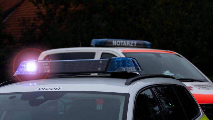 Am späten Samstagabend prallte in Berne ein Auto gegen einen Baum. Der Unfall wurde von zwei Ersthelfern beobachtet, die sofort zur Tat schritten.