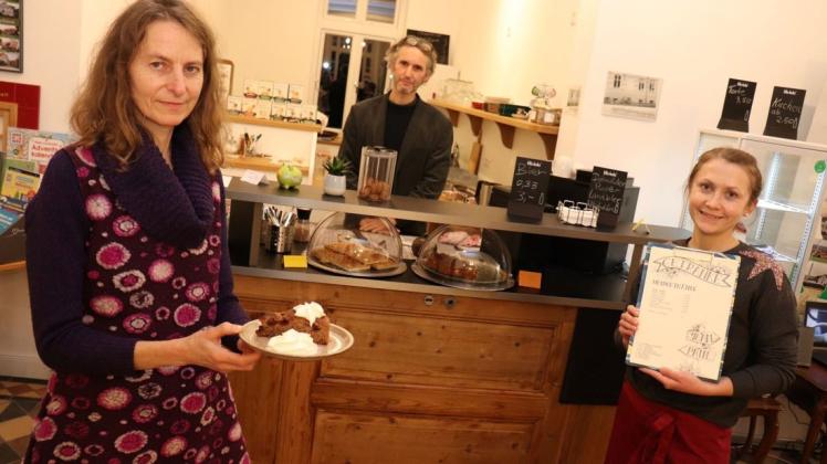 Freuen sich über den gelungenen Start im Café Jean Paul: Annemarie und Matthias Beckwermert sowie Mitarbeiterin Katharina Wibe.