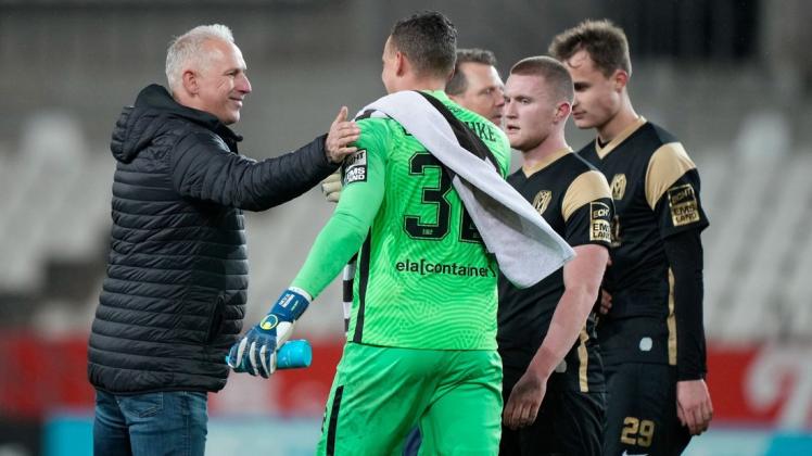 GER, 3. Liga, Testspiel, RW Essen vs SV Meppen Christian Neidhart nach dem Spiel mit Erik Domaschke.