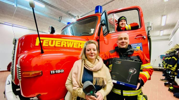Sie ist da, die Wärmebildkamera für die Feuerwehr Mühlen Eichsen. Im Bild: die Fördervereinsvorsitzende Stefanie Krause, Wehrführer Steffen Freitag (2.v.l.) und sein Stellvertreter Frank Wrobel.