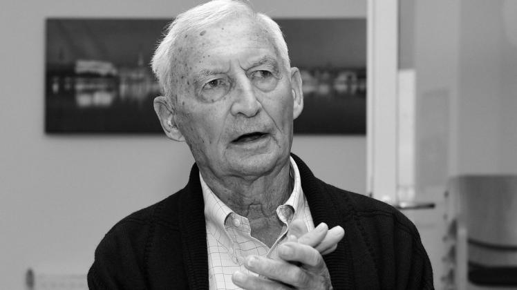 Der ehemalige Kapitän des Hamburger Sportvereins Jochen Meinke ist im Alter von 91 Jahren gestorben. Der ehemalige Kapitän des Hamburger Sportvereins Jochen Meinke ist im Alter von 91 Jahren gestorben.