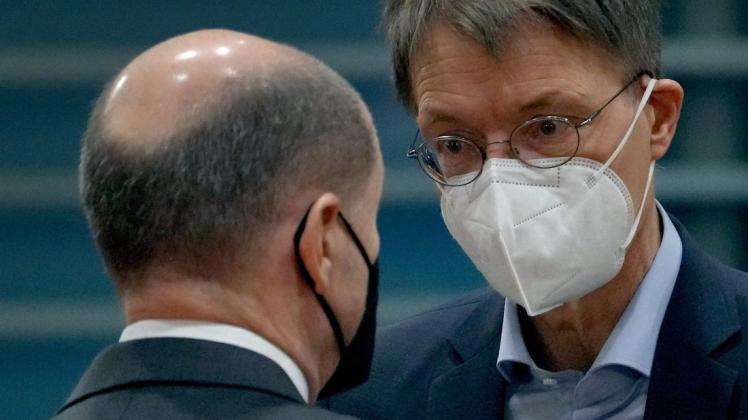 Kabinettssitzung Wie sehr hört Bundeskanzler Olaf Scholz (l) auf die mahnenden Worte seines Gesundheitsministers Karl Lauterbach?