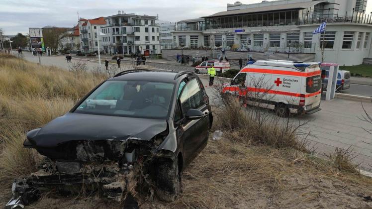Ein Autofahrer verlor in Warnemünde die Kontrolle über seinen Pkw, schleuderte über die Promenade und landete schließlich in den Dünen.