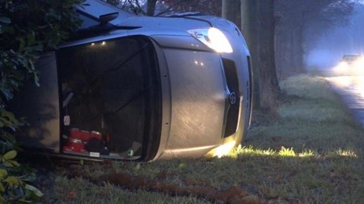 Das Auto landete in einer Hecke. Die Fahrerin konnte sich zwar selbst befreien, musste aber trotzdem ins Krankenhaus.