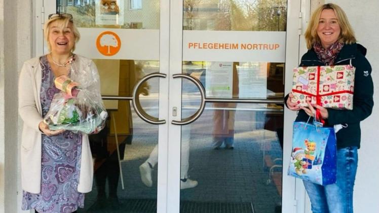 Margarete Justa (links) nahm von Tanja Kenkel die Päckchen für das Pflegeheim Nortrup entgegen. Margarete Justa (links) nahm von Tanja Kenkel die Päckchen für das Pflegeheim Nortrup entgegen.