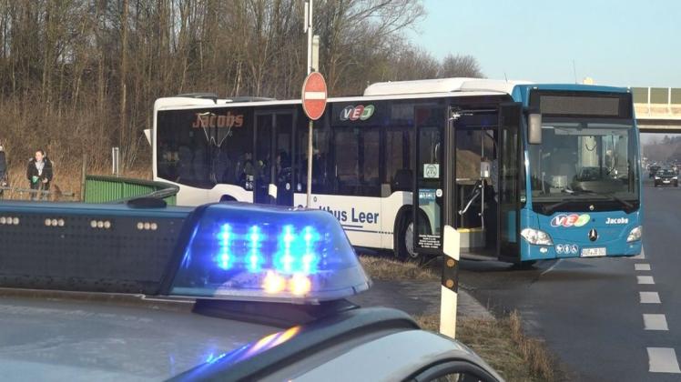 d19909455979f0393dda03b68d161dad.jpeg Einen Feuerwehreinsatz löste dieser Stadtbus nach einem Motorschaden aus.
