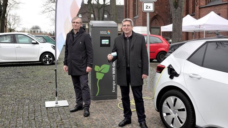 Stadtwerke-Geschäftsführer Lutz Kähler und Bürgermeister Oliver Hermann eröffnen die neue E-Ladestation auf dem Kirchplatz.