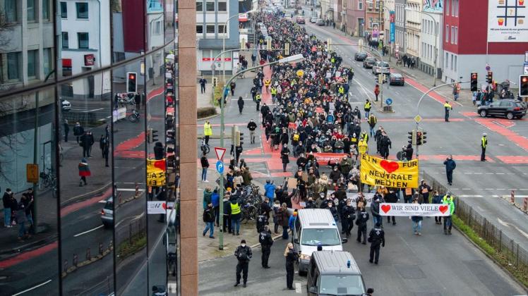 Das Motto der Demo am 8. Januar: "Kein Ausnahmezustand für neutrale Berichterstattung". Dabei gab es Häme für die NOZ. Demo-Anmelder Peter zur Linde weigerte sich bisher aber, mit unserer Redaktion zu sprechen.