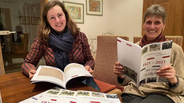 100 Jahre Vereinsgeschichte auf 94 Seiten: Carmen Echelmeyer (links) und Heidrun Speer haben das umfangreiche Archivmaterial des Reit- und Fahrvereins gesichtet und daraus eine fast 100 Seiten starke Chronik erstellt.