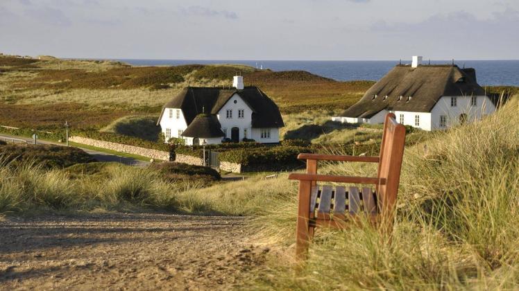 reetdachhäuser in the dunes PUBLICATIONxINxGERxSUIxAUTxONLY Copyright xSarnadex Panthermedia0377739 Die Kaufpreise für Immobilen auf Sylt sind hoch, den meisten Zuwachs verzeichnen andere Nord- und Ostseeorte.