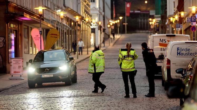 Kurios: Noch am Montagnachmittag kontrollierte die Polizei Autofahrer, die durch die Rathausstraße fuhren. Nach Bekanntwerden des Gerichtsbeschlusses wurde der Einsatz abgebrochen.