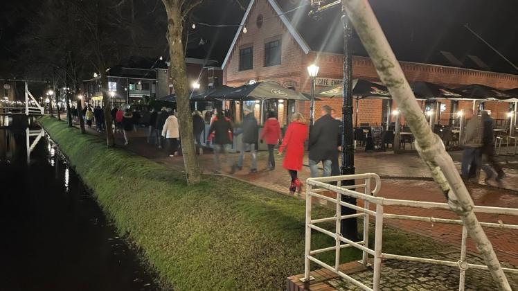 Die Beleuchtung für einen möglichen "Spaziergang" heute Abend am Hauptkanal in Papenburg wird reduziert. Unser Bild zeigt Teilnehmer der Aktion am vergangenen Montagabend.