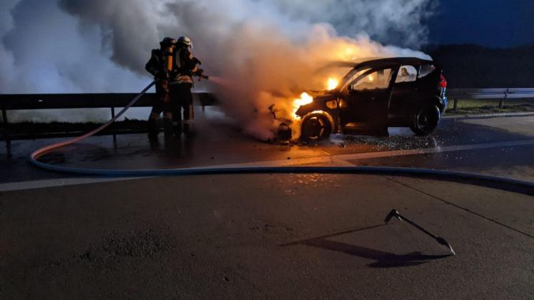 Das brennende Hybridfahrzeug auf der Autobahn wird gelöscht. Das war für die Feuerwehren alles andere als einfach.