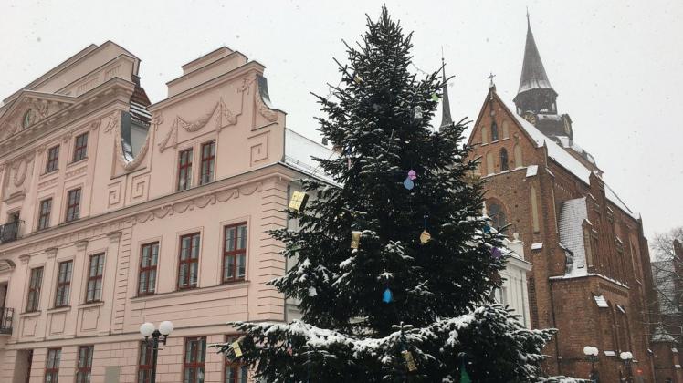 Der große Weihnachtsbaum auf dem Güstrower Markt wurde vor der Silvesternacht abgeschmückt und weggeräumt.