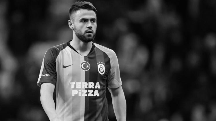 Der türkische Fußball-Nationalspieler Ahmet Calik starb bei einem Autofall nahe der türkischen Hauptstadt Ankara.