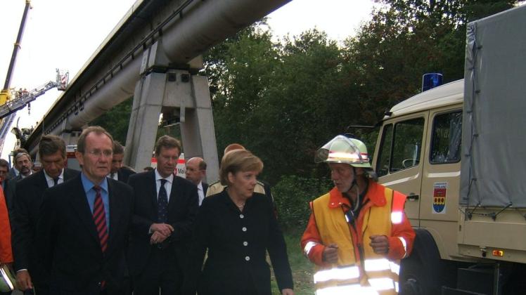 33715f389145780cd86c976f010d336b.jpeg Nach der Transrapid-Katastrophe mit 23 Toten am 22. September 2006 suchten unter anderem die damalige Kanzlerin Angela Merkel und Ministerpräsident Christian Wulff (Dritter von rechts) das Gespräch mit Anton Lüken (rechts). (Archivbild)