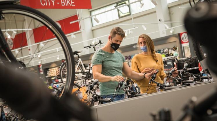 Genau anschauen, anfassen, beraten lassen und eine Probefahrt machen: Hier kann der stationäre Handel Vorteile beim Fahrradkauf bieten.