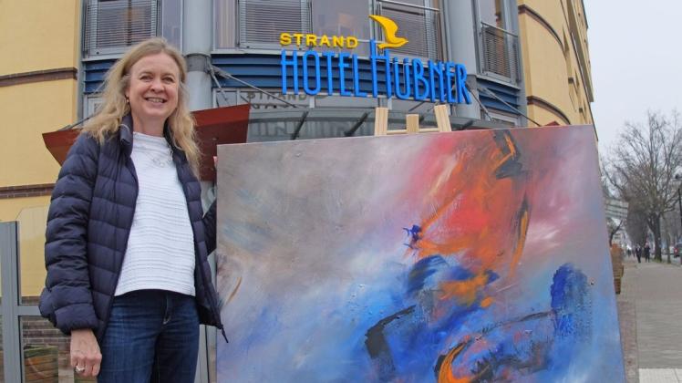 Die Malerin Maike Remane aus Rerik stellt bis Ende März unter dem Motto „Berührungspunkte“ im Strandhotel Hübner aus.