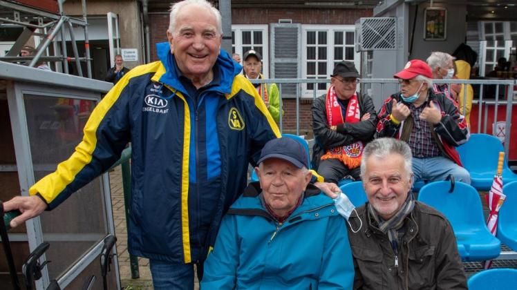 Die langjährigen Atlas-Fans Volker Lange (rechts) und sein Cousin wurden vor dem Regionalliga-Heimspiel des SV Atlas gegen den VfV Hildesheim von Manfred Engelbart, dem Vorsitzenden des Delmenhorster Vereins, begrüßt.