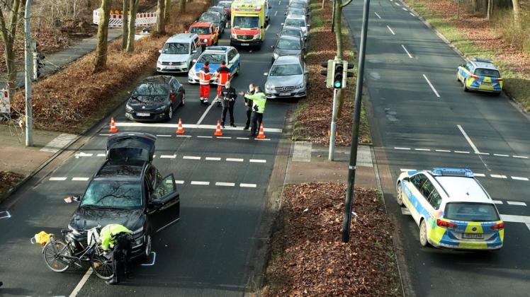 In Bremen hat am Montag ein Auto einen Fahrradfahrer erfasst und schwer verletzt.