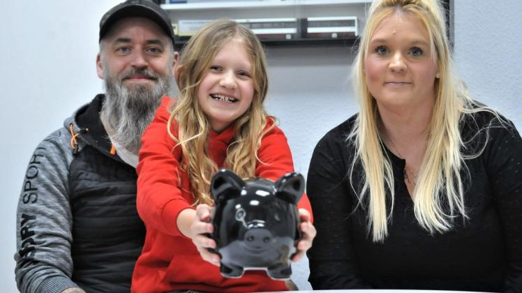 Sebastian, Tochter Tessa und Daniela Wellnitz freuen sich über eine noch größere Spendensumme als erwartet, die sie in diesem Jahr an das Kinderhospiz Löwenherz übergeben können.