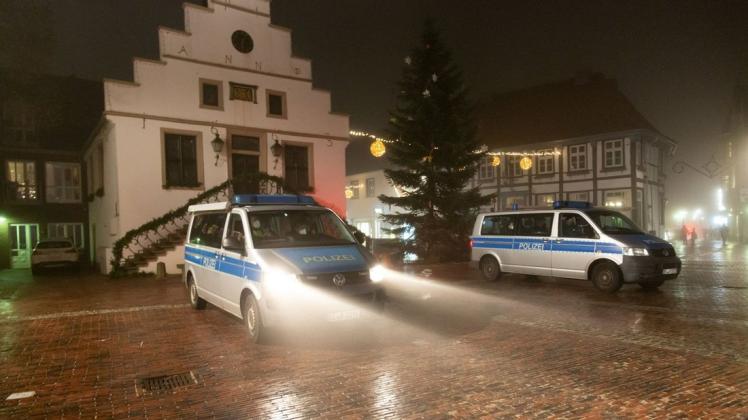 Die Polizei zeigte beim "Spaziergang" von Gegnern der Corona-Maßnahmen am Montag in Lingen Präsenz.