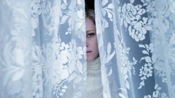 Leben wie hinter einem Schleier. Lady Di (Kristen Stewart) will raus aus ihrem Goldenen Käfig. "Spencer". Ab Donnerstag neu im Kino.